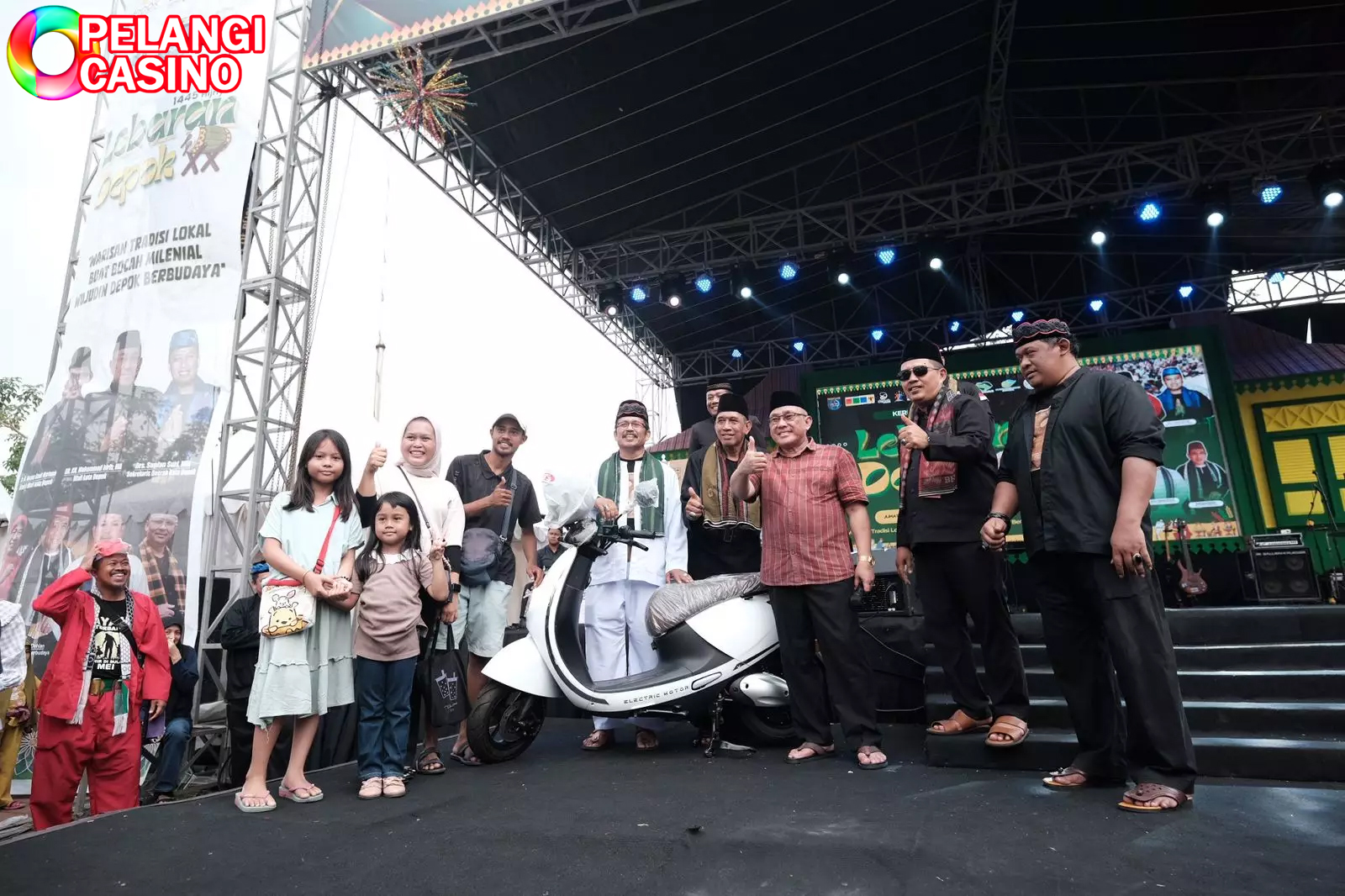 Rezeki Nomplok! Firmansyah Dapat Doorprize Motor Listrik di Lebaran Depok 2024