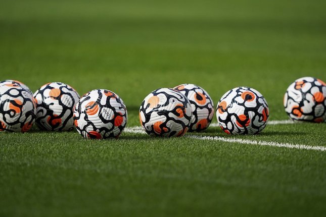 Bola-bola siap di lapangan sebelum pertandingan Premier League antara West Ham United dan Brentford di London Stadium.