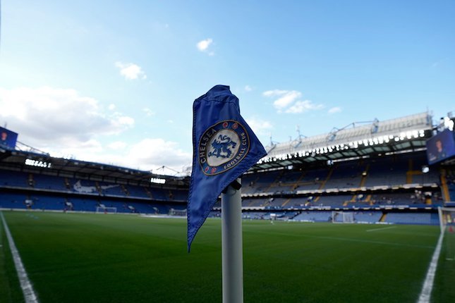 Tiang bendera Chelsea di sudut lapangan stadion Stamford Bridge.