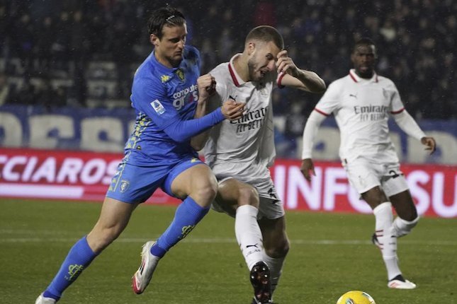 Lorenzo Colombo (kiri) berduel dengan Strahinja Pavlovic dalam laga Serie A antara Empoli vs AC Milan Minggu, (9/2/2025).